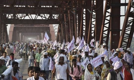 Dòng người đông đúc đổ về lễ hội của Hindu giáo.