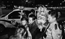 Giây phút đứa trẻ tội nghiệp được trở về với mẹ.