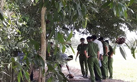 Công an khám nghiệm, điều tra nguyên nhân cái chết của bé trai. Ảnh: Cửu Long