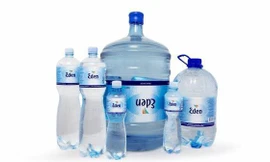 Nước đóng chai Eden Springs.