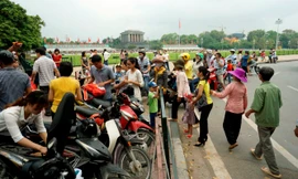 Điểm gửi xe đầu đường Độc Lập lúc 9h không còn chỗ trống, trong khi đó du khách đổ về mỗi lúc một đông.