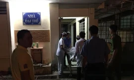 Các nhân viên y tế đưa thi thể nạn nhân vào nhà xác.