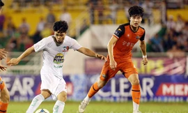 Công Phượng trong pha "nã đại bác" tung lưới U21 Gangwon. Ảnh: Đức Đồng.