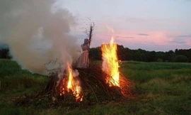 Người phụ nữ bị thiêu sống với cáo buộc là phù thủy. Ảnh minh họa: Indian Express