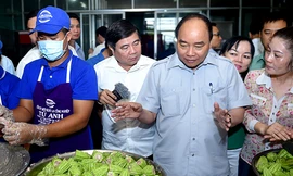 Thủ tướng kiểm tra thực phẩm tại cơ sở Tú Anh.