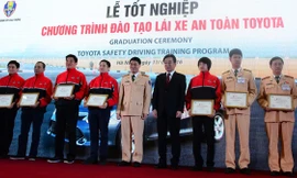 Trao bằng tốt nghiệp cho các học viên.