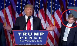 Barron Trump đứng cạnh cha trong lúc ông phát biểu mừng chiến thắng.
