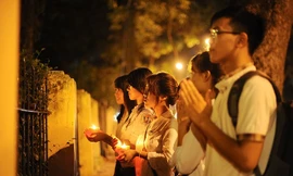 Tối 7/5, hàng chục sinh viên Hà Nội tập trung trước tư gia cố Đại tướng Võ Nguyên Giáp ở nhà số 30, Hoàng Diệu (Hà Nội) thắp nến tưởng nhớ người anh cả của quân đội nhân dân Việt Nam nhân 62 năm chiến thắng Điện Biên (7/5/1954 - 7/5/2016).