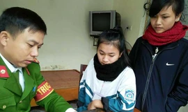 Hai học sinh trao chiếc ví cho Công an huyện Hương Khê để tìm chủ nhân.