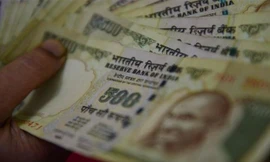 Sau ngày 8/11, tờ 500 và 1.000 rupee không còn giá trị trao đổi trên thị trường tài chính. Ảnh: AFP 