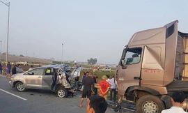 Tài xế xe Toyota Innova đã điều khiển xe đi lùi trên cao tốc, dẫn tới vụ tai nạn thảm khốc với xe container khiến 1o người thương vong - Ảnh: Otofun