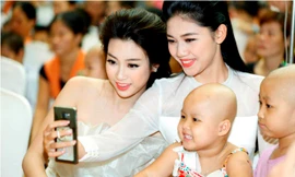 Hoa hậu Mỹ Linh và Á hậu Ngô Thanh Thanh Tú selfie cùng hai bé tại Viện Huyết học - Truyền máu T.Ư.