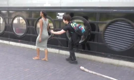 Video: Nhiều người phát hoảng vì con rắn đồ chơi