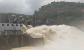 Hàng loạt thuỷ điện ở miền Trung xả lũ điều tiết 