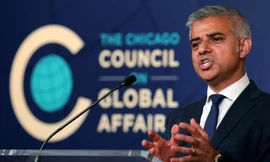 Thị trưởng London Sadiq Khan diễn thuyết về vấn đề toàn cầu ở Chicago hôm 15/9.