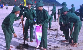 Tuổi trẻ bộ đội Biên phòng TT-Huế cùng đoàn viên thanh niên địa phương tham gia làm vệ sinh, giữ gìn bờ biển sạch đẹp.