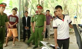 Công an dựng hiện trường, thực nghiệm vụ trộm gần 100 triệu đồng từ cốp xe gắn máy do Phan Bốn gây ra. 