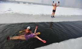 Nhóm trung niên phá băng bơi giữa tiết trời –19 độ C
