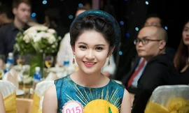 Á hậu Thùy Dung mặc đồng phục về thăm trường cũ nhân dịp khai giảng. Ảnh: Ngô Tùng