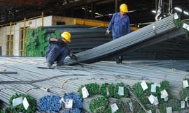 Nhiều đại lý thép thua lỗ từ hàng trăm triệu đến tiền tỷ do "ôm" thép thời điểm giá cao. Ảnh: Đầu tư