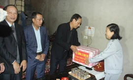 Thứ trưởng Bộ GTVT Lê Đình Thọ thăm hỏi gia đình của nạn nhân lái xe taxi Vạn Xuân.