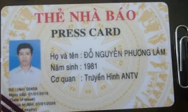 Thẻ nhà báo giả.