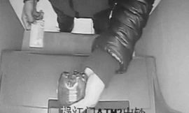 Hình ảnh Zhang đổ nước ngọt vào máy ATM từ CCTV.