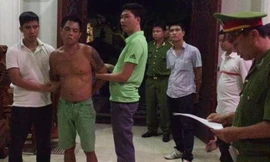 CQĐT đọc lệnh bắt, khám xét đối với Tám “Cầu”.