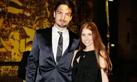 Hummels trở lại Bayern không phải vì lý do tiền bạc hay danh vọng. Chỉ đơn giản là anh xuôi tai trước những lời dụ ngọt của cô vợ Cathy Fischer. 