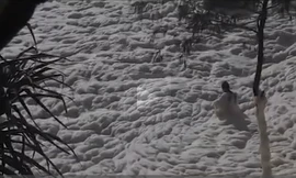 Bọt biển như xà phòng phủ kín bãi biển Australia