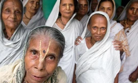 Bên trong thành phố có hơn 20.000 góa phụ