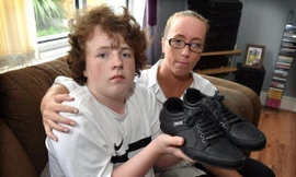 Mẹ con nhà Livingstone và đôi giày khiến Kieran bị trường đuổi học.