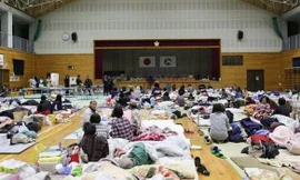 Nhiều người phải sơ tán vì động đất nói rằng họ chỉ được ăn hai nắm cơm nhỏ trong bữa tối. Ảnh: BBC