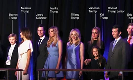 Đại gia đình ông Donald Trump có mặt tại khách sạn Hilton hôm qua, nghe ông phát biểu đắc cử tổng thống Mỹ thứ 45. Ảnh: BBC. Xem ảnh kích cỡ lớn hơn tại đây.