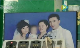 Bà mẹ (thứ hai từ phải sang) tự tử vì nghĩ rằng con trai bà (ngoài cùng bên phải) sẽ nhận được tiền bảo hiểm để chữa bệnh.