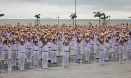 Đoàn viên thanh niên, đội viên trang nghiêm trong Lễ chào cờ.