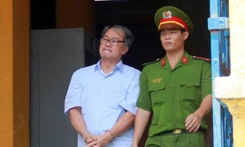 Dẫn giải Phạm Công Danh sau buổi xét xử trưa nay 29/7. Ảnh: Tân Châu