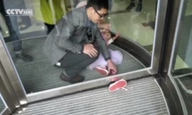 Bé gái bị mắc kẹt chân ở cửa xoay