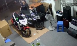 Nữ quái vào tận nhà trộm xe Air Blade