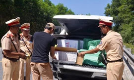 Cảnh sát giao thông tỉnh TT-Huế kiểm tra, phát hiện xe bán tải 74C-028.41 vận chuyển lậu 7.500 gói thuốc lá Jet từ Quảng Trị vào Huế giao hàng.