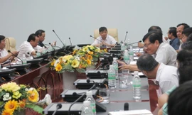 Ngày nghỉ lễ Quốc tế lao động (1/5), lãnh đạo chính quyền TP và các ban, ngành chức năng ở Đà Nẵng vẫn họp khẩn tìm giải pháp gỡ khó giúp ngư dân tiêu thụ được cá.