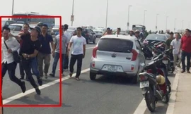 PV Quang Thế (Báo Tuổi trẻ - áo trắng) bị đánh khi tác nghiệp. Ảnh: M.CHIẾN