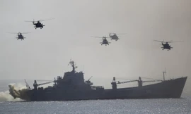 Kịch bản tập trận là bán đảo Crimea bị xâm chiếm, và Nga triển khai lực lượng để đẩy lùi cuộc tấn công bằng tên lửa hành trình, xe tăng, máy bay và tàu chiến triển khai trên Biển Đen. Trên ảnh là một tàu hải quân Nga và các trực thăng tham gia chiến dịch 