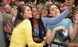 Selena Gomez chứng tỏ phong cách thời trang chất ngút ngàn bất chấp vấn đề cân nặng