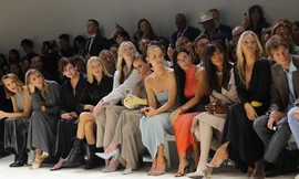 Fashion show giờ chỉ nhằm thu hút sự chú ý của công chúng, càng ồn ào càng tốt!