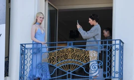 Khoe ảnh trên ban công ở Cannes, vẻ thanh nhã của "công chúa Aurora" đốn tim cõi mạng