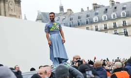 Trai đẹp "Emily In Paris 3" gây sốc khi mặc váy xếp ly dự show của Louis Vuitton