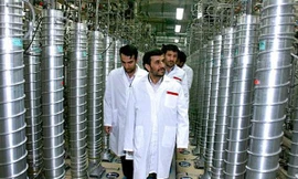 Tổng thống Iran Mahmoud Ahmadinejad (đi đầu) thăm nhà máy làm giàu uranium Natanz. Ảnh: AP