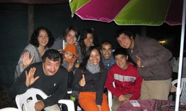 Lan Anh (giữa) và gia đình bố mẹ nuôi người Chile