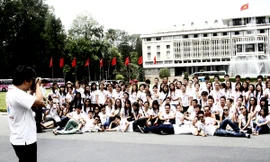 Thanh niên kiều bào thăm Dinh Thống nhất